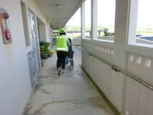県営北中城団地自主防災会による津波避難訓練